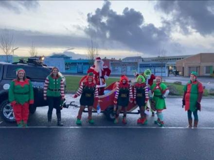 Santa sleigh ride: Santa and his elves